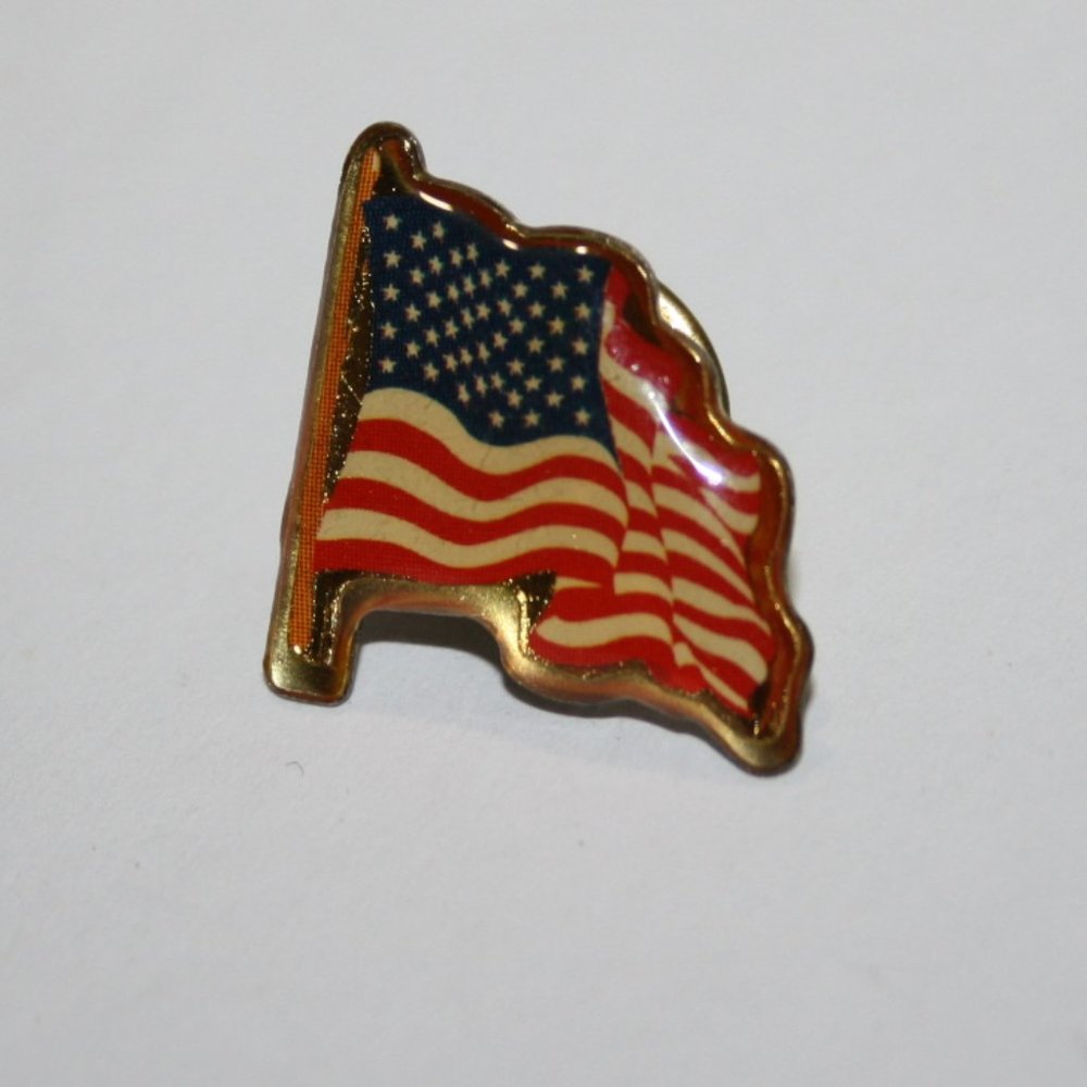 🟡 Vintage Gold American Flag Lapel Pin · 0.75" 🟡